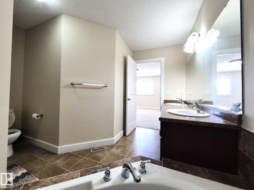 8361 Shaske Crescent, Edmonton, AB - Indoor Photo Showing Bathroom