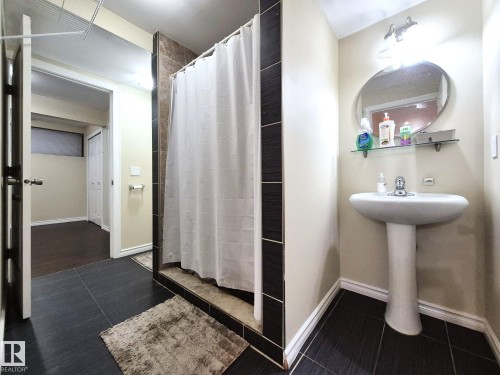 8361 Shaske Crescent, Edmonton, AB - Indoor Photo Showing Bathroom