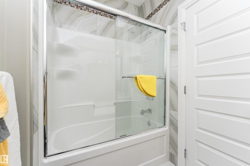 2410 Ashcraft Crescent, Edmonton, AB - Indoor Photo Showing Bathroom