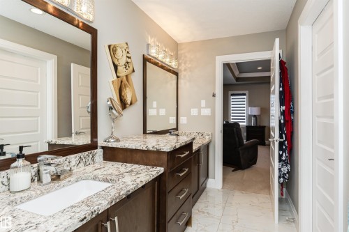 2410 Ashcraft Crescent, Edmonton, AB - Indoor Photo Showing Bathroom