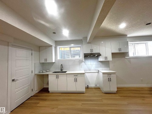 2410 Ashcraft Crescent, Edmonton, AB - Indoor Photo Showing Kitchen
