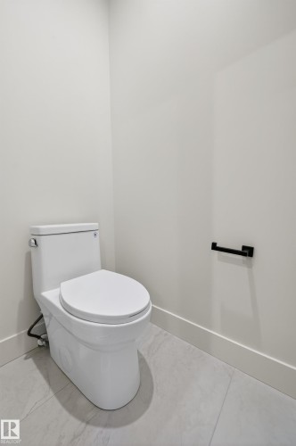 8924 Mayday Way Sw, Edmonton, AB - Indoor Photo Showing Bathroom