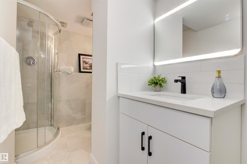 2712 41 Street, Edmonton, AB - Indoor Photo Showing Bathroom