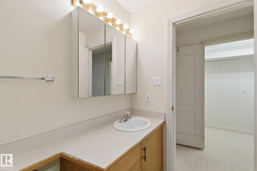 48 9908 80 Avenue Nw, Edmonton, AB - Indoor Photo Showing Bathroom