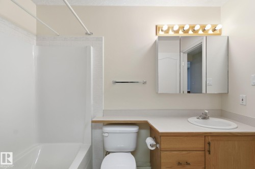 48 9908 80 Avenue Nw, Edmonton, AB - Indoor Photo Showing Bathroom