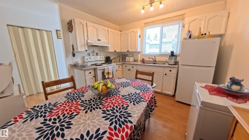 3122 142 Avenue, Edmonton, AB - Indoor Photo Showing Kitchen With Double Sink