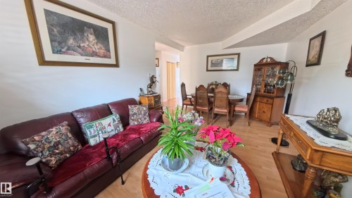 3122 142 Avenue, Edmonton, AB - Indoor Photo Showing Living Room