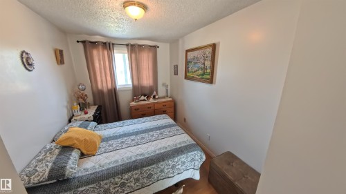 3122 142 Avenue, Edmonton, AB - Indoor Photo Showing Bedroom