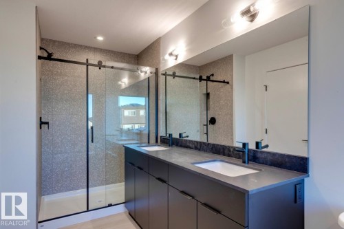 7539 Klapstein Link Link, Edmonton, AB - Indoor Photo Showing Bathroom