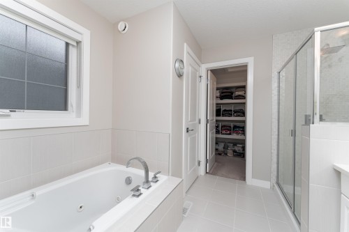 2504 Amerongen Crescent, Edmonton, AB - Indoor Photo Showing Bathroom