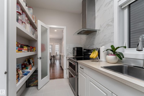 2504 Amerongen Crescent, Edmonton, AB - Indoor Photo Showing Kitchen