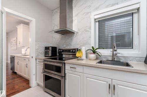 2504 Amerongen Crescent, Edmonton, AB - Indoor Photo Showing Kitchen