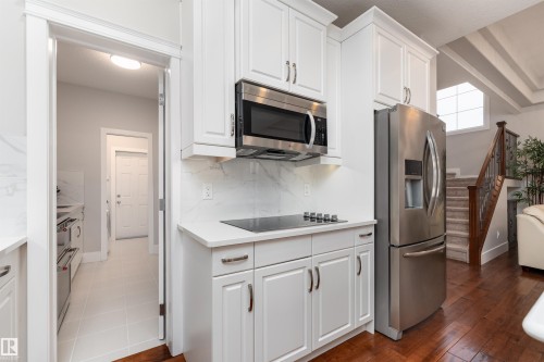 2504 Amerongen Crescent, Edmonton, AB - Indoor Photo Showing Kitchen