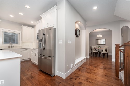 2504 Amerongen Crescent, Edmonton, AB - Indoor Photo Showing Kitchen