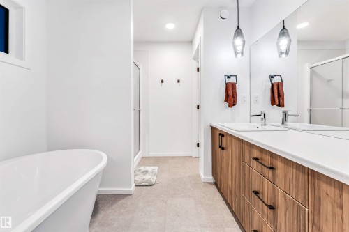 6205 46 Avenue, Beaumont, AB - Indoor Photo Showing Bathroom