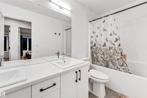 6205 46 Avenue, Beaumont, AB - Indoor Photo Showing Bathroom