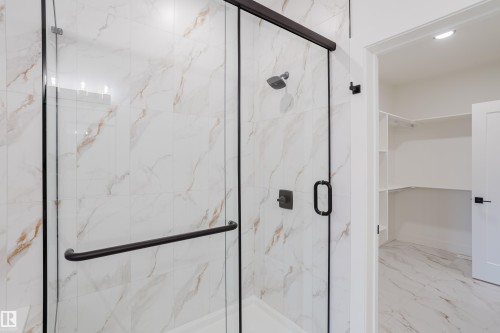 21112 26 Avenue, Edmonton, AB - Indoor Photo Showing Bathroom