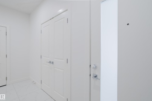 942 18 Avenue, Edmonton, AB - Indoor Photo Showing Other Room