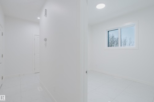 942 18 Avenue, Edmonton, AB - Indoor Photo Showing Other Room