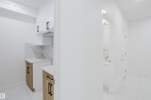 942 18 Avenue, Edmonton, AB - Indoor Photo Showing Laundry Room