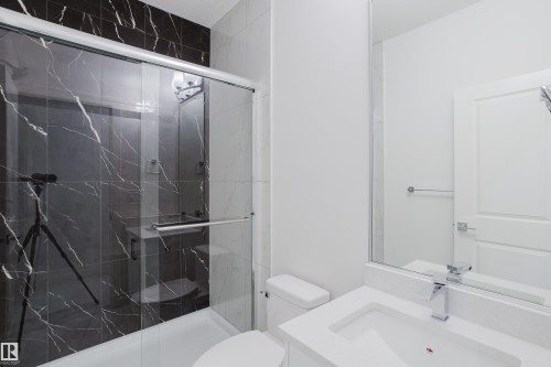 942 18 Avenue, Edmonton, AB - Indoor Photo Showing Bathroom