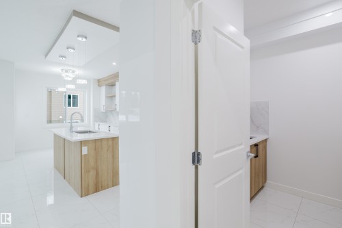 942 18 Avenue, Edmonton, AB - Indoor Photo Showing Bathroom