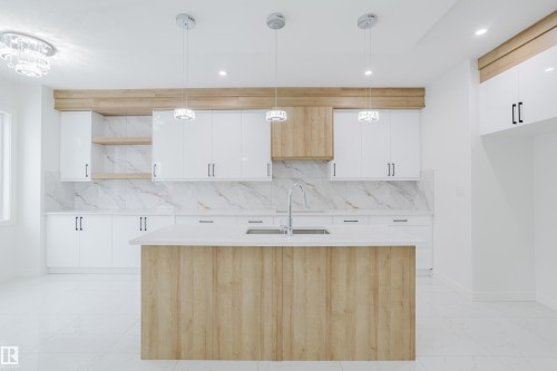 942 18 Avenue, Edmonton, AB - Indoor Photo Showing Kitchen