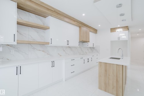 942 18 Avenue, Edmonton, AB - Indoor Photo Showing Kitchen