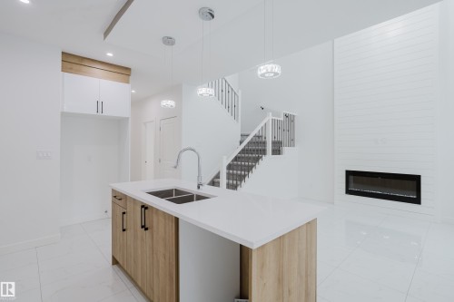 942 18 Avenue, Edmonton, AB - Indoor Photo Showing Kitchen With Double Sink With Upgraded Kitchen