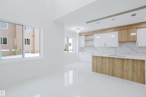 942 18 Avenue, Edmonton, AB - Indoor Photo Showing Kitchen