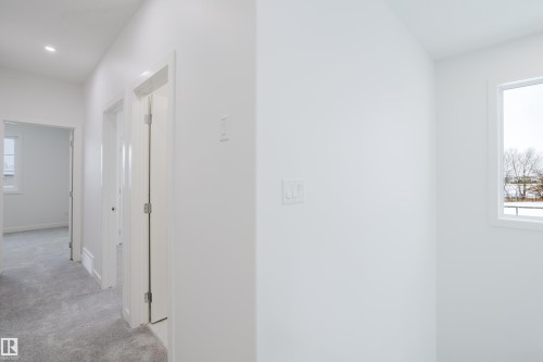942 18 Avenue, Edmonton, AB - Indoor Photo Showing Other Room