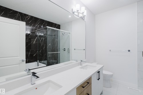 942 18 Avenue, Edmonton, AB - Indoor Photo Showing Bathroom
