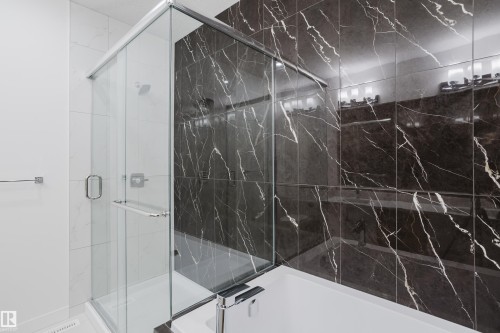 942 18 Avenue, Edmonton, AB - Indoor Photo Showing Bathroom