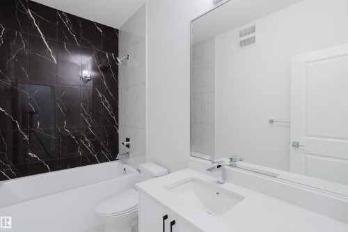 942 18 Avenue, Edmonton, AB - Indoor Photo Showing Bathroom