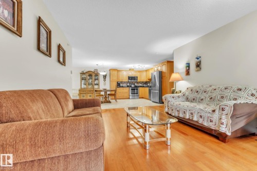 407 17407 99 Avenue, Edmonton, AB - Indoor Photo Showing Living Room