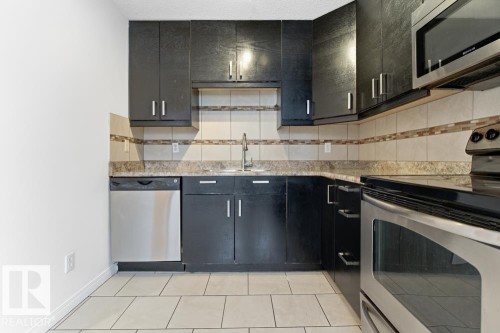 196 Roseland Village, Edmonton, AB - Indoor Photo Showing Kitchen