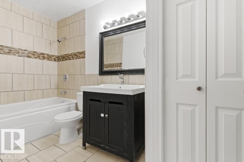 196 Roseland Village, Edmonton, AB - Indoor Photo Showing Bathroom