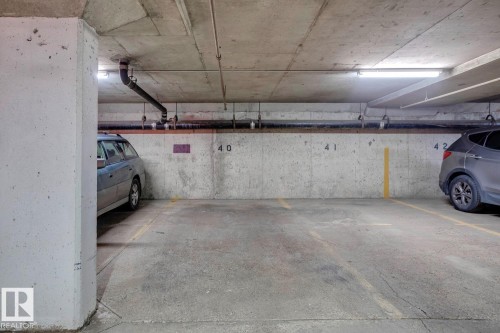 1702 9916 113 Street, Edmonton, AB - Indoor Photo Showing Garage