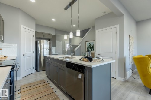 307 27 Street, Edmonton, AB - Indoor Photo Showing Kitchen With Upgraded Kitchen