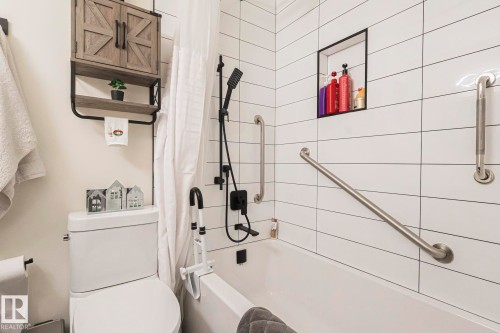 4032 77 Street, Edmonton, AB - Indoor Photo Showing Bathroom
