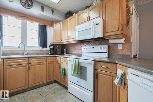 4032 77 Street, Edmonton, AB - Indoor Photo Showing Kitchen