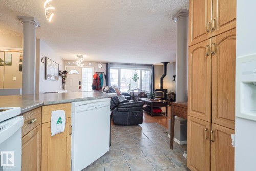 4032 77 Street, Edmonton, AB - Indoor Photo Showing Kitchen