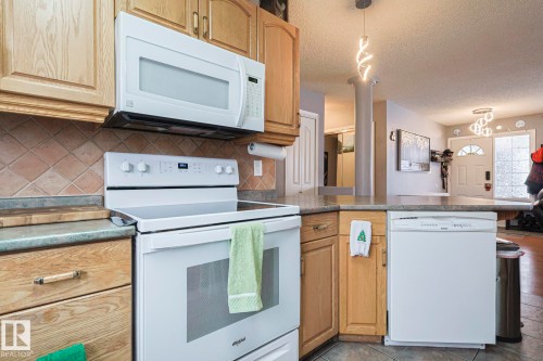 4032 77 Street, Edmonton, AB - Indoor Photo Showing Kitchen