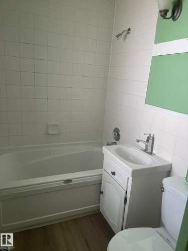 12202 105 Street, Edmonton, AB - Indoor Photo Showing Bathroom