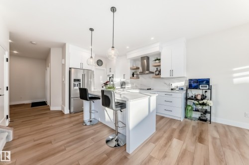 520 Bluff Lane, Leduc, AB - Indoor Photo Showing Kitchen With Upgraded Kitchen