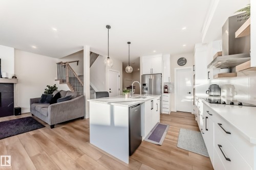 520 Bluff Lane, Leduc, AB - Indoor Photo Showing Kitchen With Upgraded Kitchen