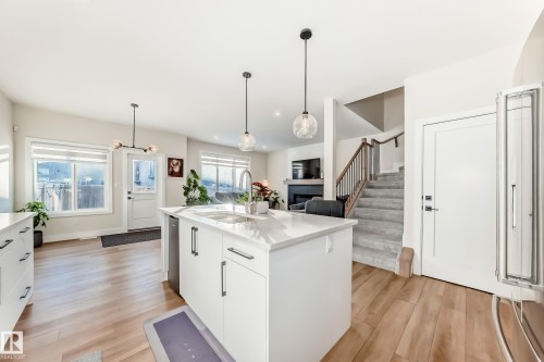 520 Bluff Lane, Leduc, AB - Indoor Photo Showing Kitchen With Upgraded Kitchen