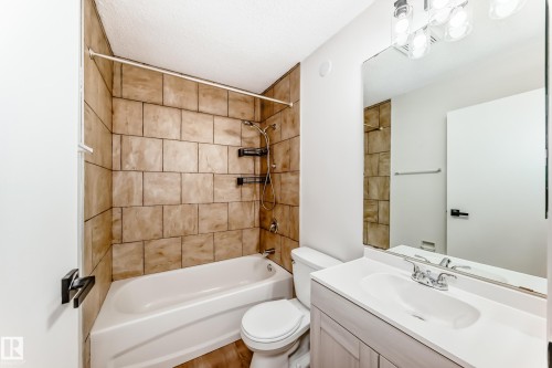 5506 38B Avenue, Edmonton, AB - Indoor Photo Showing Bathroom