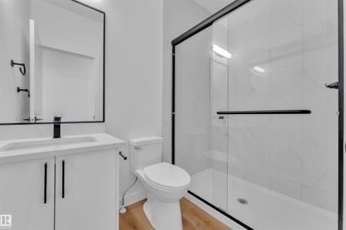 9652 63 Ave, Edmonton, AB - Indoor Photo Showing Bathroom