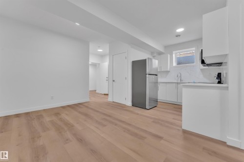 9652 63 Ave, Edmonton, AB - Indoor Photo Showing Kitchen